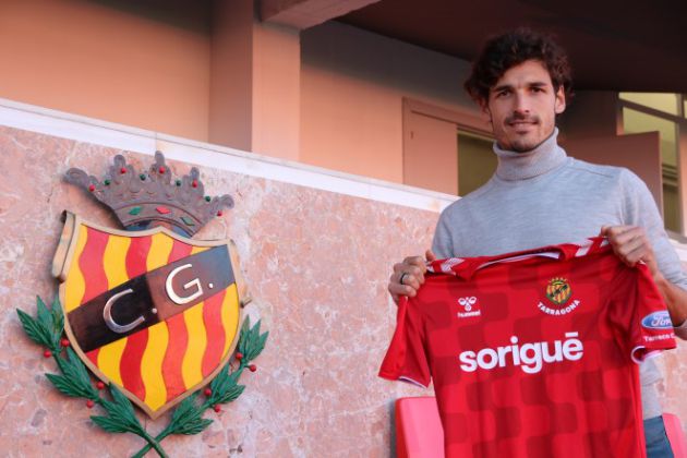 Fran Miranda posa con la camiseta del Nástic de Tarragona Fran Miranda posa con la camiseta del Nástic de Tarragona