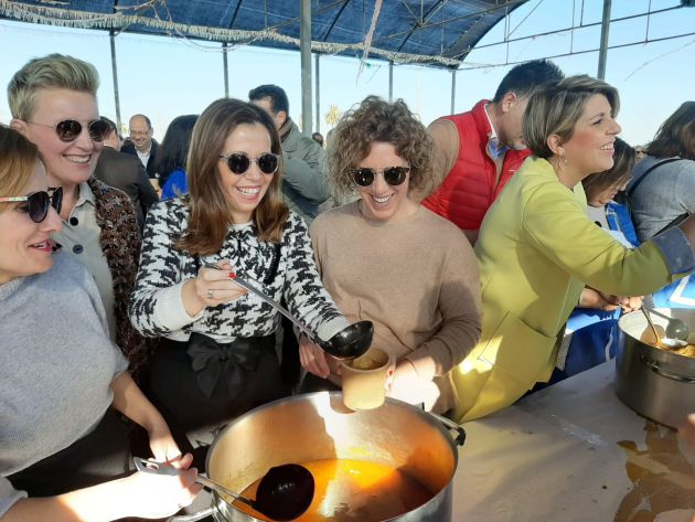 La alcaldesa repartiendo pelotas galileas, al igual que la vicealcaldesa, Noelia Arroyo La alcaldesa repartiendo pelotas galileas, al igual que la vicealcaldesa, Noelia Arroyo