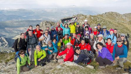 Aristóteles Moreno y los componentes del club de senderismo Llega como puedas, en la cumbre de la Tiñosa Aristóteles Moreno y los componentes del club de senderismo Llega como puedas, en la cumbre de la Tiñosa
