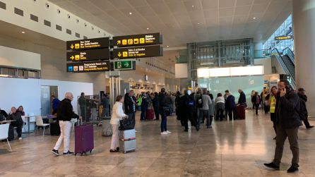 Pasajeros en la terminal a las 12 de la mañana esperando la reapertura Pasajeros en la terminal a las 12 de la mañana esperando la reapertura