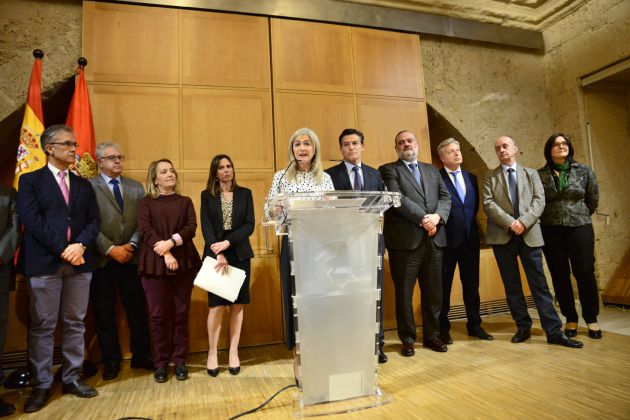 La consejera de Cultura de la Junta, Patricia del Pozo, explica el nuevo sistema de venta de entradas de la Alhambra acompañada por los miembros del Patronato del monumento La consejera de Cultura de la Junta, Patricia del Pozo, explica el nuevo sistema de venta de entradas de la Alhambra acompañada por los miembros del Patronato del monumento