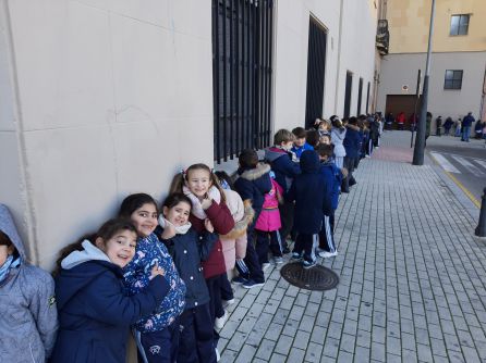 Chicos y chicas de La Presentación rodean su colegio con un multitudinario abrazo. Chicos y chicas de La Presentación rodean su colegio con un multitudinario abrazo.