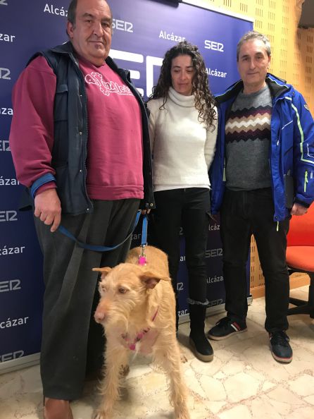 'Dobi' junto a dos voluntarios de 'Animalcázar' y Manoli, adoptante de un perro 'Dobi' junto a dos voluntarios de 'Animalcázar' y Manoli, adoptante de un perro