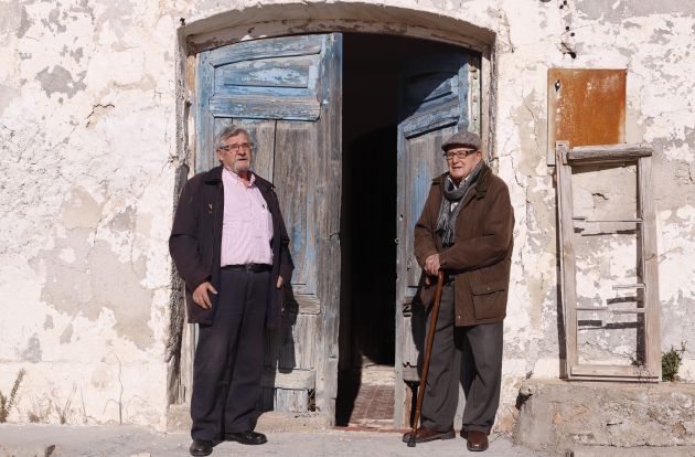 Pablo Rodrigo y su padre Virgilio, en la puerta de la casona en ruinas de la que son propietarios en Villas Viejas. Pablo Rodrigo y su padre Virgilio, en la puerta de la casona en ruinas de la que son propietarios en Villas Viejas.