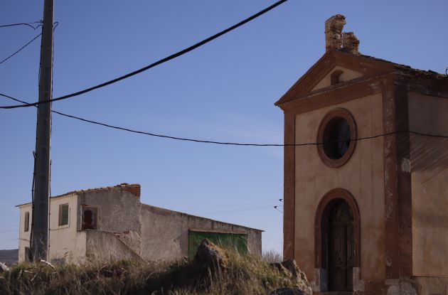 Antiguas escuelas (a la izquierda) e iglesia de Villas Viejas. Antiguas escuelas (a la izquierda) e iglesia de Villas Viejas.