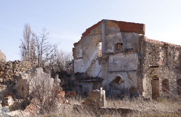 Ruinas de la antigua fábrica de papel de Villas Viejas. Ruinas de la antigua fábrica de papel de Villas Viejas.