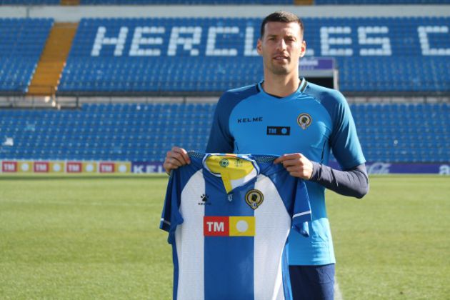 Bruno Perone posa con la camiseta del Hércules en el Rico Pérez Bruno Perone posa con la camiseta del Hércules en el Rico Pérez