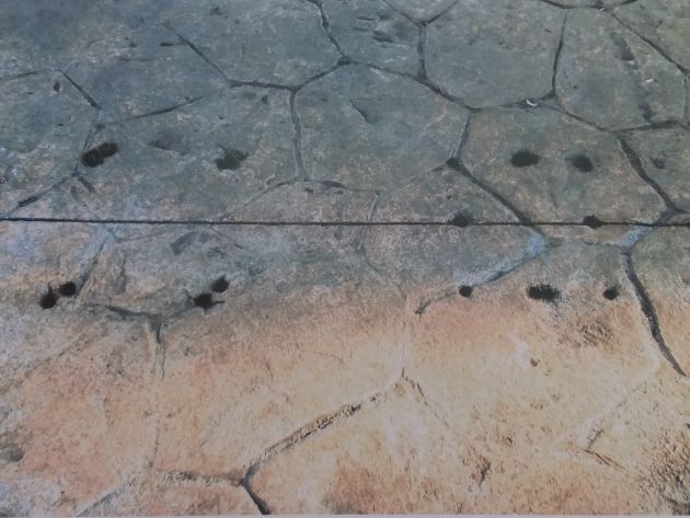 Agujeros que dejaron en el pavimento del Paseo del Bombé los anclajes de la pista de hielo instalada en Navidad Agujeros que dejaron en el pavimento del Paseo del Bombé los anclajes de la pista de hielo instalada en Navidad