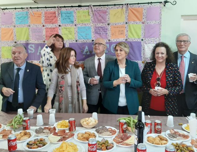 La alcaldesa, Ana Belén Castejón, junto a la vicealcaldesa, Noelia Arroyo, y el segundo teniendo de alcalde, Manuel Padín, entre otros concejales. También están el presidente de la Asociación de Vecinos del Barrio, Ansensio Albaladejo, y la presidenta de la Autoridad Portuaria, Yolanda Muñoz La alcaldesa, Ana Belén Castejón, junto a la vicealcaldesa, Noelia Arroyo, y el segundo teniendo de alcalde, Manuel Padín, entre otros concejales. También están el presidente de la Asociación de Vecinos del Barrio, Ansensio Albaladejo, y la presidenta de la Autoridad Portuaria, Yolanda Muñoz