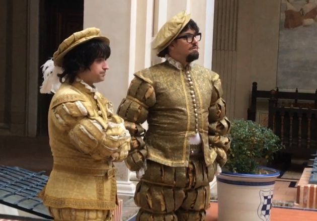 Dos de los extras que participan en el rodaje de "El Ministerio del Tiempo" Dos de los extras que participan en el rodaje de "El Ministerio del Tiempo"