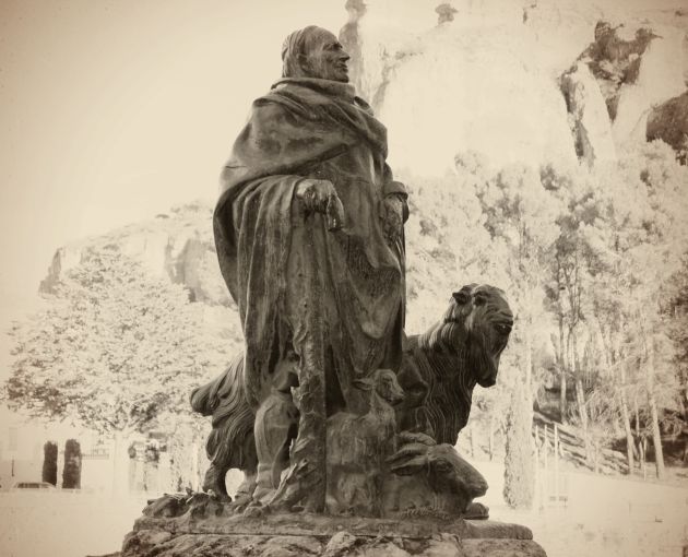 Escultura del Pastor de las Huesas del Vasallo, bajo el puente de San Pablo en Cuenca, obra de Marco Pérez. Escultura del Pastor de las Huesas del Vasallo, bajo el puente de San Pablo en Cuenca, obra de Marco Pérez.