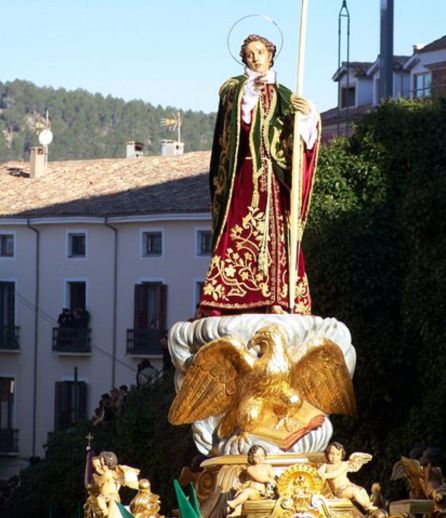 Imagen de San Juan Evangelista, obra de Marco Pérez, desfilando en el amanecer del Viernes Santo por las calles de Cuenca. Imagen de San Juan Evangelista, obra de Marco Pérez, desfilando en el amanecer del Viernes Santo por las calles de Cuenca.