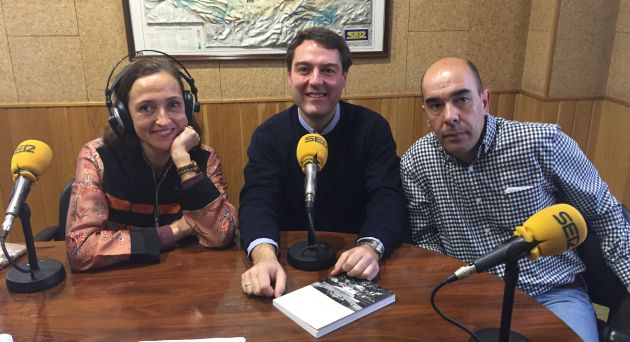 Carmen Mota, Fernando Olmedilla y Víctor Castillejo en el estudio de SER Cuenca. Carmen Mota, Fernando Olmedilla y Víctor Castillejo en el estudio de SER Cuenca.