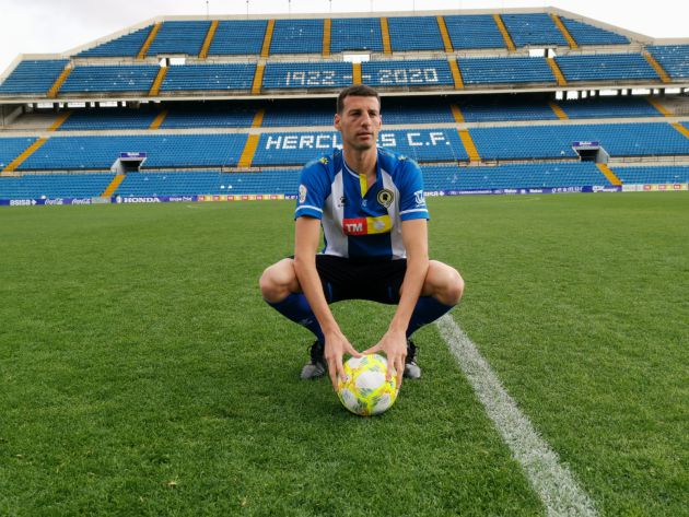Bruno Perone en su presentación como jugador del Hércules Bruno Perone en su presentación como jugador del Hércules
