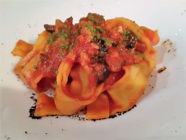 Pappardella con bacalao puttanesca y `nduja, en Le Tamerici Pappardella con bacalao puttanesca y `nduja, en Le Tamerici