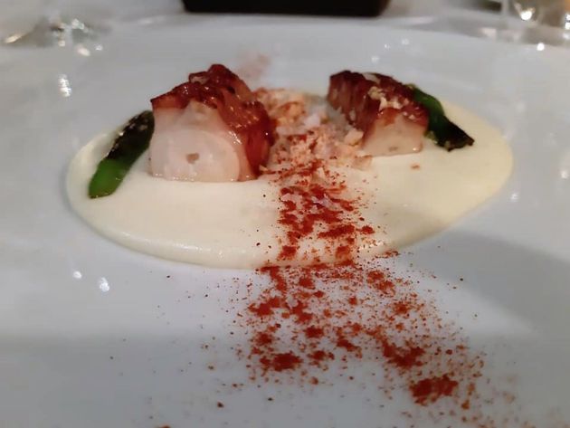 Pulpo con puré de patatas, pimentón ahumado, friggitello (chile dulce italiano) y avellanas, en Le Tamerici Pulpo con puré de patatas, pimentón ahumado, friggitello (chile dulce italiano) y avellanas, en Le Tamerici