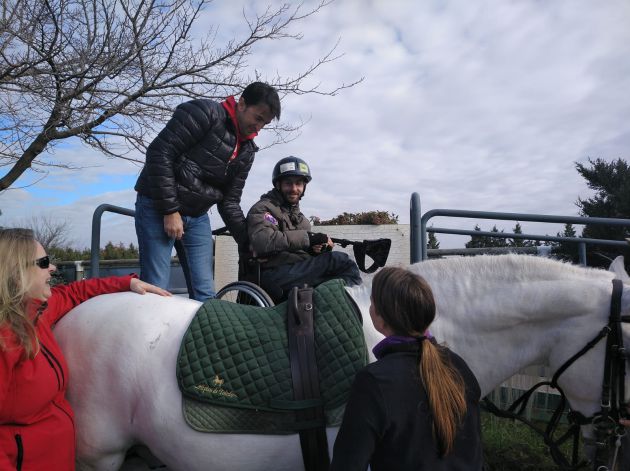 Carlos a punto de subir al caballo Carlos a punto de subir al caballo