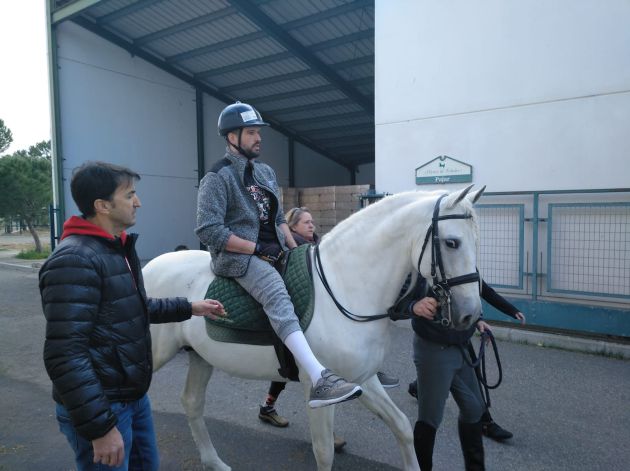 Víctor comienza su paseo con Presu y la ayuda de todo el equipo Víctor comienza su paseo con Presu y la ayuda de todo el equipo