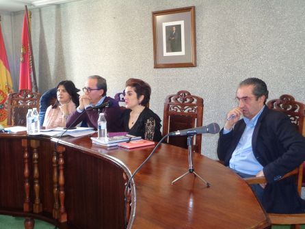 De izq a dcha, Itzíar Martínez, Santiago Rodríguez, Pilar Sanmartín y el alcalde de Roa, David Colinas, en calidad de anfitrión De izq a dcha, Itzíar Martínez, Santiago Rodríguez, Pilar Sanmartín y el alcalde de Roa, David Colinas, en calidad de anfitrión