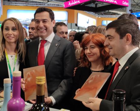El presidente de la Junta de Andalucía, Juan Manuel Moreno, en el estand de Jaén en Fitur 2020. El presidente de la Junta de Andalucía, Juan Manuel Moreno, en el estand de Jaén en Fitur 2020.