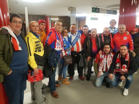 Al recibimiento no faltaron los peñistas atléticos de León Al recibimiento no faltaron los peñistas atléticos de León