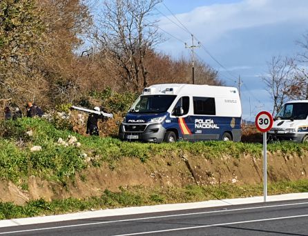 Efectivos de la Unidad de Subsuelo de la Policía Nacional recogen sus herramientas después de inspeccionar un pozo en Marcón Efectivos de la Unidad de Subsuelo de la Policía Nacional recogen sus herramientas después de inspeccionar un pozo en Marcón