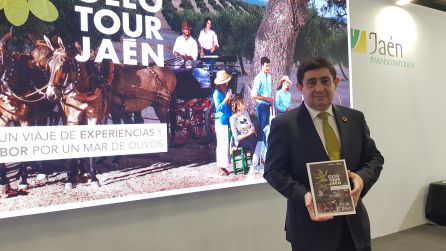 El presidente de la Diputación de Jaén, Francisco Reyes, con la nueva edición de Oleotour. El presidente de la Diputación de Jaén, Francisco Reyes, con la nueva edición de Oleotour.