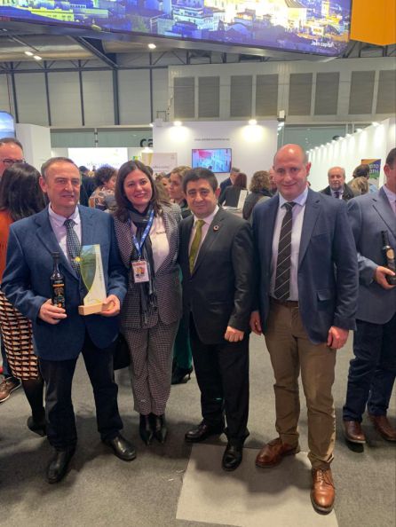 El presidente de la Cooperativa Stmo. Cristo de la Misericordia, Manuel Ogallar, primero a la izquierda, acompañado de la alcaldesa, presidente de la Diputación y el concejal y diputado El presidente de la Cooperativa Stmo. Cristo de la Misericordia, Manuel Ogallar, primero a la izquierda, acompañado de la alcaldesa, presidente de la Diputación y el concejal y diputado