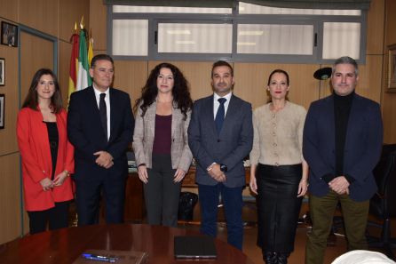 Autoridades municipales y provinciales reciben a la Consejera en el Ayuntamiento de Linares Autoridades municipales y provinciales reciben a la Consejera en el Ayuntamiento de Linares
