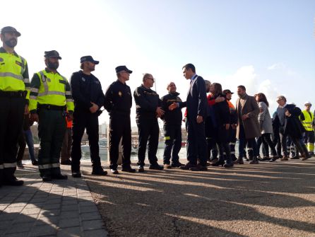 El presidente del Gobierno, Pedro Sánchez, saluda a los efectivos de emergencias. El presidente del Gobierno, Pedro Sánchez, saluda a los efectivos de emergencias.