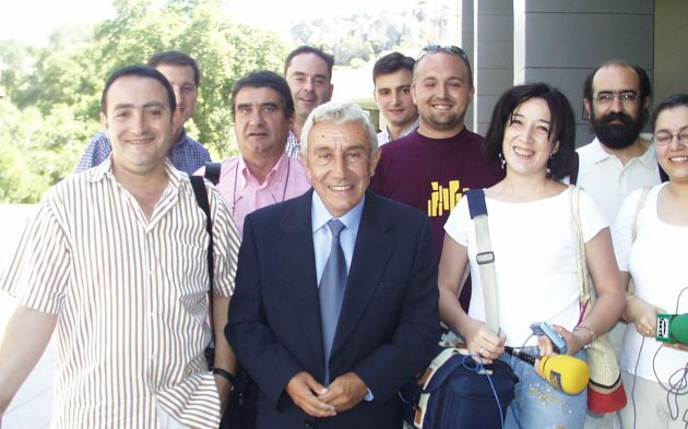 Aurora Duque con el micrófono de la SER junto a otros periodistas de la ciudad, entre ellos, a su derecha, Alfonso Víllora, también Premio de Honor de la Asociación de la Prensa de Cuenca en 2017. Aurora Duque con el micrófono de la SER junto a otros periodistas de la ciudad, entre ellos, a su derecha, Alfonso Víllora, también Premio de Honor de la Asociación de la Prensa de Cuenca en 2017.