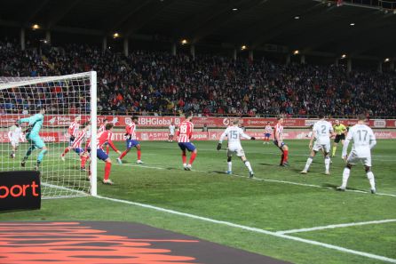 Momento en el que el tiro de Castañeda superó a Adán Momento en el que el tiro de Castañeda superó a Adán