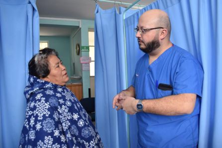 Uno de los médicos habla con una paciente para conocer sus problemas Uno de los médicos habla con una paciente para conocer sus problemas