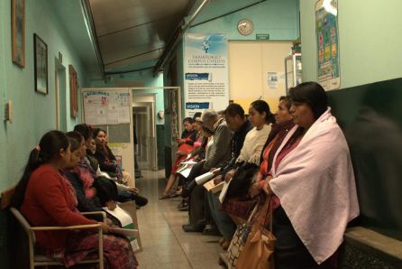 En la sala de espera numerosos pacientes aguardan ser valorados En la sala de espera numerosos pacientes aguardan ser valorados
