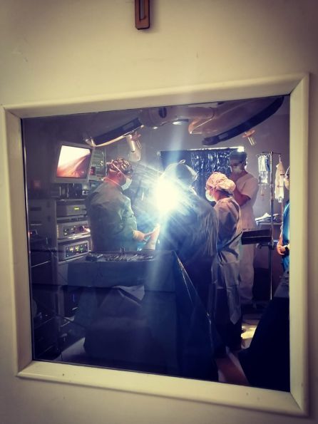 Momento de una de las intervenciones en el quirófano Momento de una de las intervenciones en el quirófano