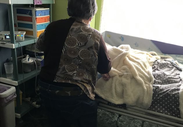 La abuela de Paula limpiándole la mucosidad generada La abuela de Paula limpiándole la mucosidad generada