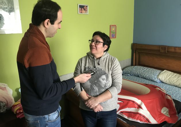 Ascensión relatando el día a día de Paula, así como las necesidades inmediantas que tiene la pequeña de 7 años Ascensión relatando el día a día de Paula, así como las necesidades inmediantas que tiene la pequeña de 7 años