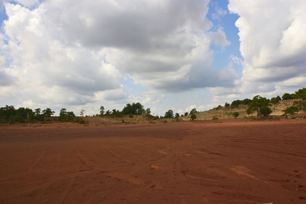 Las tierras "colorás" están dentro del Monumento Natural de Palancares y Tierra Muerta. Las tierras "colorás" están dentro del Monumento Natural de Palancares y Tierra Muerta.