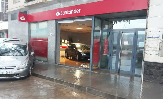 Coche arrastrado por la riada al interior de un banco en Campanillas Coche arrastrado por la riada al interior de un banco en Campanillas