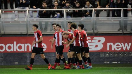Zárraga, felicitado tras el tanto de la victoria rojiblanca Zárraga, felicitado tras el tanto de la victoria rojiblanca