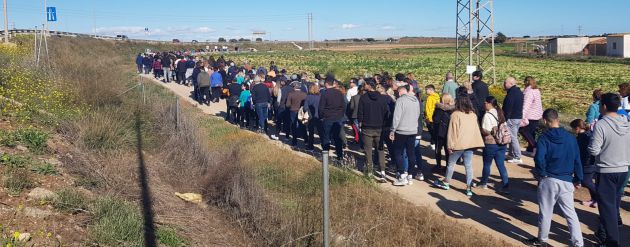 Los vecinos durante la manifestación Los vecinos durante la manifestación