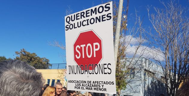 La manifesación ha sido convocada por 'Stop inundaciones' La manifesación ha sido convocada por 'Stop inundaciones'