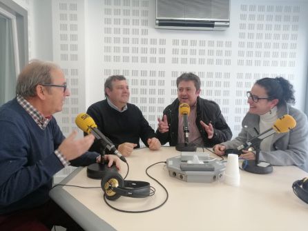 De izquierda a derecha: el economista Rafael Ávila, el ex viceconsejero de igualdad Francisco José Martínez, el catedrático José Manuel Andújar y la sindicalista Julia Perea responssable de Acción Sindical, Empleo y Juventud en CC.OO Huelva De izquierda a derecha: el economista Rafael Ávila, el ex viceconsejero de igualdad Francisco José Martínez, el catedrático José Manuel Andújar y la sindicalista Julia Perea responssable de Acción Sindical, Empleo y Juventud en CC.OO Huelva