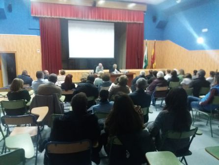 Momento de la presentación,con el numeroso público asistente Momento de la presentación,con el numeroso público asistente