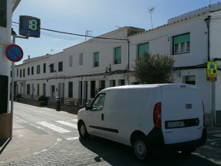 Solo se puede circular a una velocidad inferior a 20 kilómetros a la hora Solo se puede circular a una velocidad inferior a 20 kilómetros a la hora