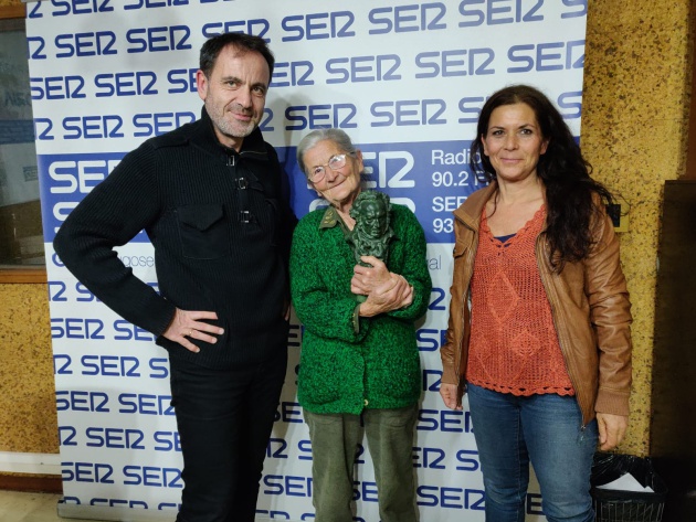 Benedicta Sánchez junto a su hija Emma y Juan Carlos Rodríguez en su visita a los estudios de Radio Lugo Benedicta Sánchez junto a su hija Emma y Juan Carlos Rodríguez en su visita a los estudios de Radio Lugo