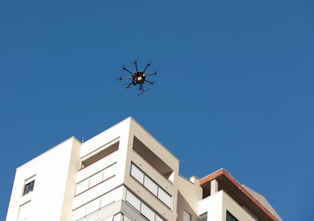 Primer vuelo de un dron en entorno urbano controlado por la red 5G Primer vuelo de un dron en entorno urbano controlado por la red 5G