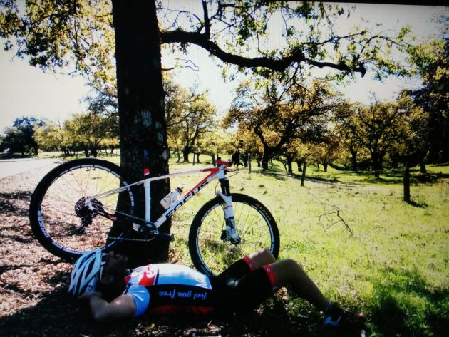 José Juan Luque durante un descanso en la ruta entre Cardeña y Montoro José Juan Luque durante un descanso en la ruta entre Cardeña y Montoro
