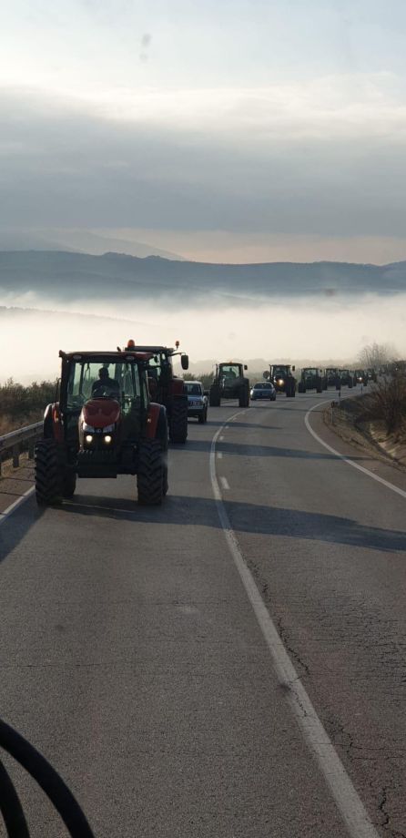 Mas de 70 tractores partieron esta mañana desde la SCA Encarnación de Peal de Becerro Mas de 70 tractores partieron esta mañana desde la SCA Encarnación de Peal de Becerro