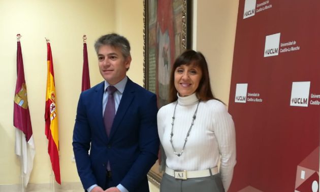 Vicerrector de Planificación Manuel Villasalero y Mar Gómez Torrijos, presidenta de la Asociación de Periodistas de Ciudad Real Vicerrector de Planificación Manuel Villasalero y Mar Gómez Torrijos, presidenta de la Asociación de Periodistas de Ciudad Real